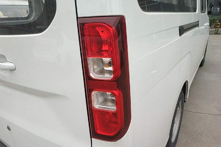Used Wuling Yangguang 2024 300KM Comfort Version Passenger Van 75kW Exterior 3