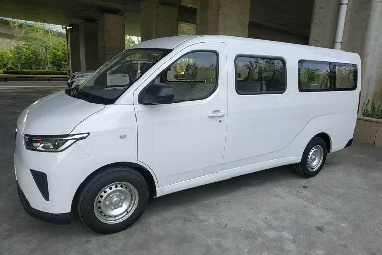 Used Wuling Yangguang 2024 300KM Comfort Version Passenger Van 75kW Exterior 3