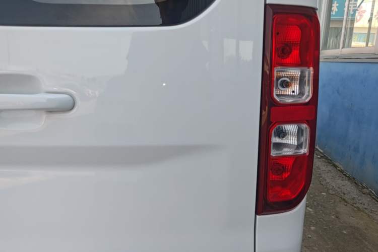 Used Wuling Yangguang 2024 300km Comfort-Grade Passenger Van 60kW Exterior 3