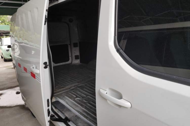 Used Wuling Yangguang 2024 300km Range Practical Window-Sealed Version 60kW Exterior 3