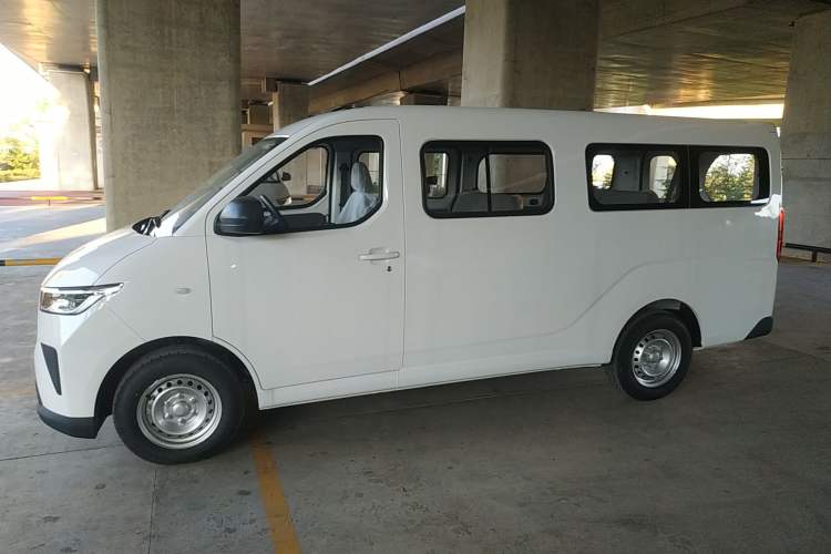 Used Wuling Yangguang 2024 300KM Comfort Version Passenger Van 75kW Exterior 3