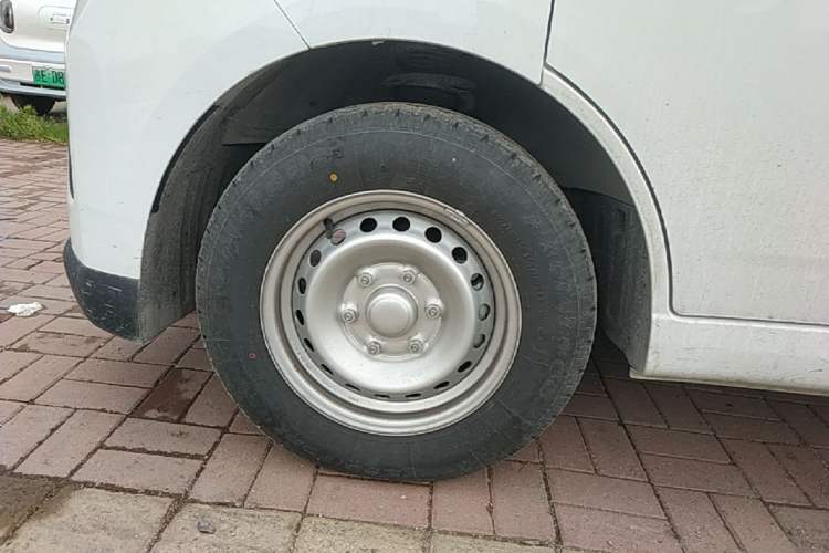 Used Wuling Yangguang 2024 300KM Comfort Version Passenger Van 75kW Exterior 4