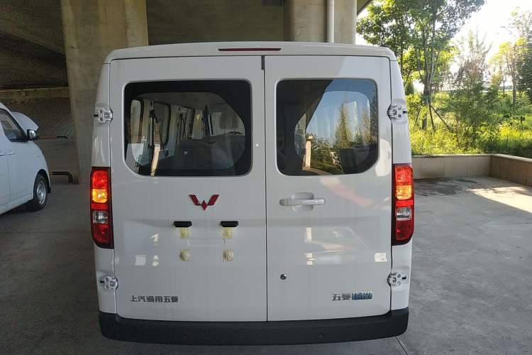 Used Wuling Yangguang 2024 300KM Comfort Version Passenger Van 75kW Exterior 4