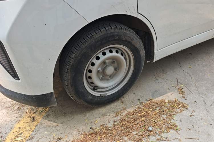 Used Wuling Yangguang 2024 300KM Comfort Version Passenger Van 75kW Exterior 4
