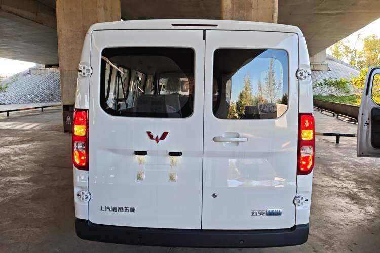 Used Wuling Yangguang 2024 300KM Comfort Version Passenger Van 75kW Exterior 4