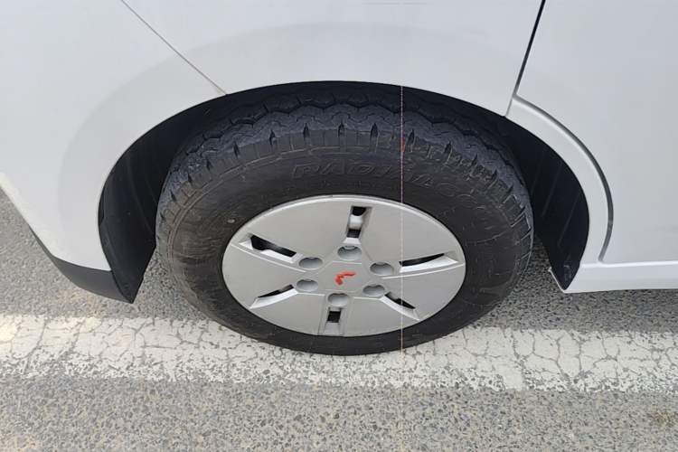 Used Wuling Yangguang 2024 300km Comfort Version with Sealed Windows 60kW Exterior 4