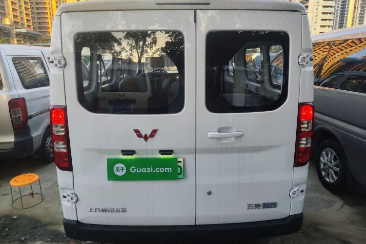 Used Wuling Yangguang 2024 300KM Comfort Version Passenger Van 75kW Exterior 4