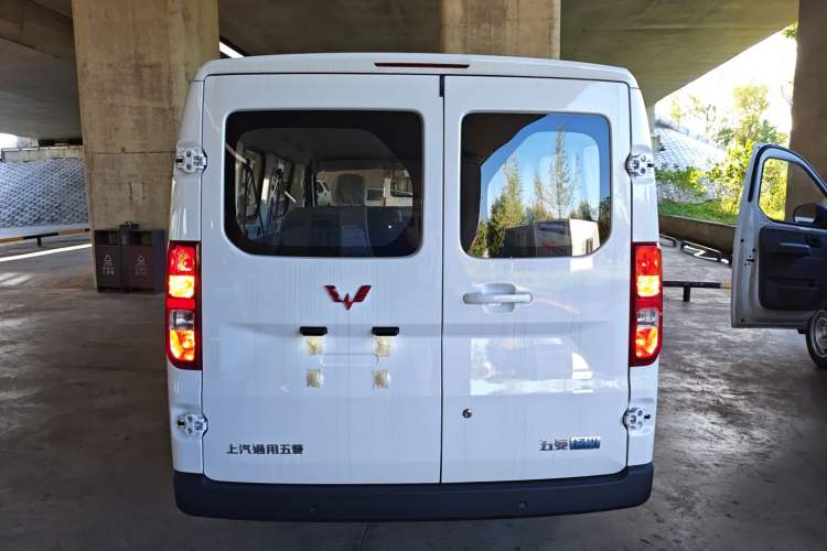 Used Wuling Yangguang 2024 300KM Comfort Version Passenger Van 75kW Exterior 4