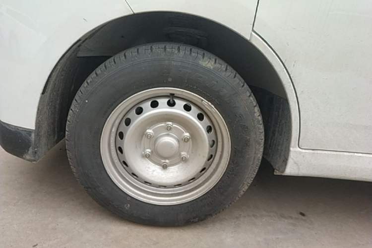 Used Wuling Yangguang 2024 300KM Comfort Version Passenger Van 75kW Exterior 4