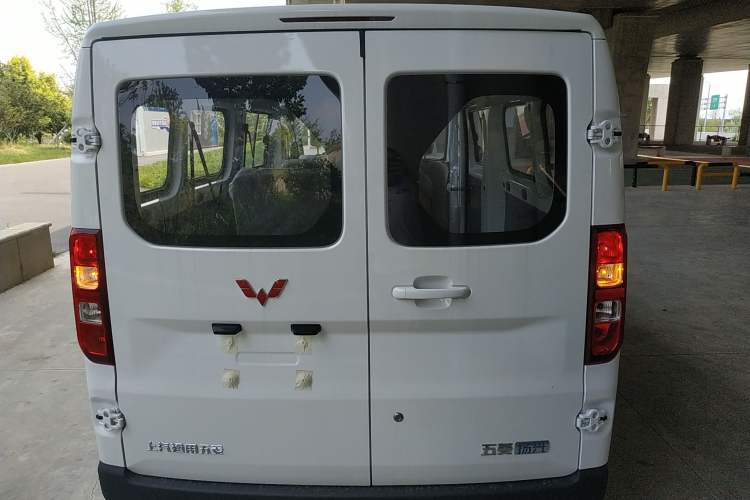 Used Wuling Yangguang 2024 300KM Comfort Version Passenger Van 75kW Exterior 4