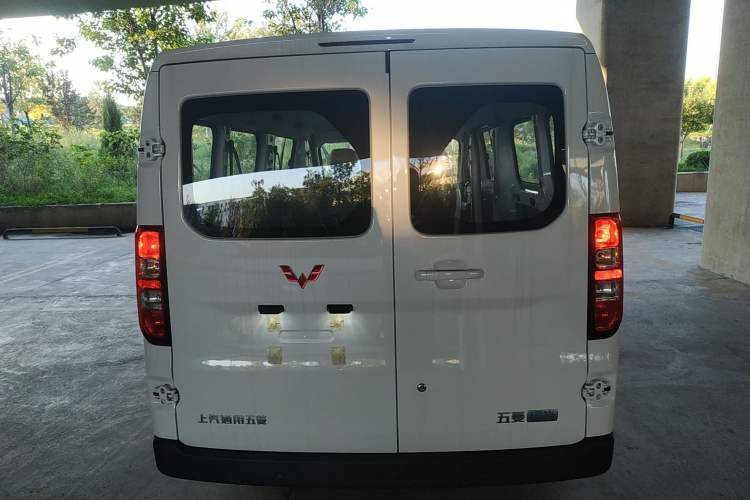 Used Wuling Yangguang 2024 300KM Comfort Version Passenger Van 75kW Exterior 4