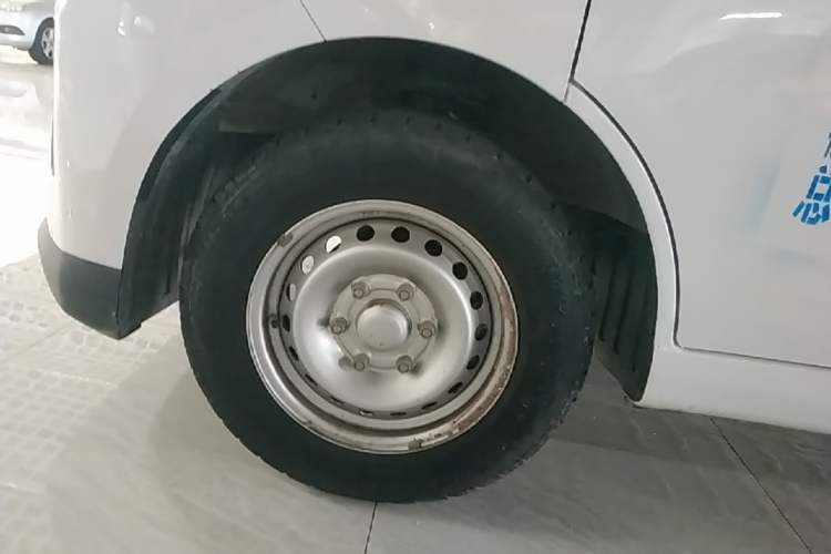 Used Wuling Yangguang 2024 230km Practical Enclosed-Window Version 60kW Exterior 4