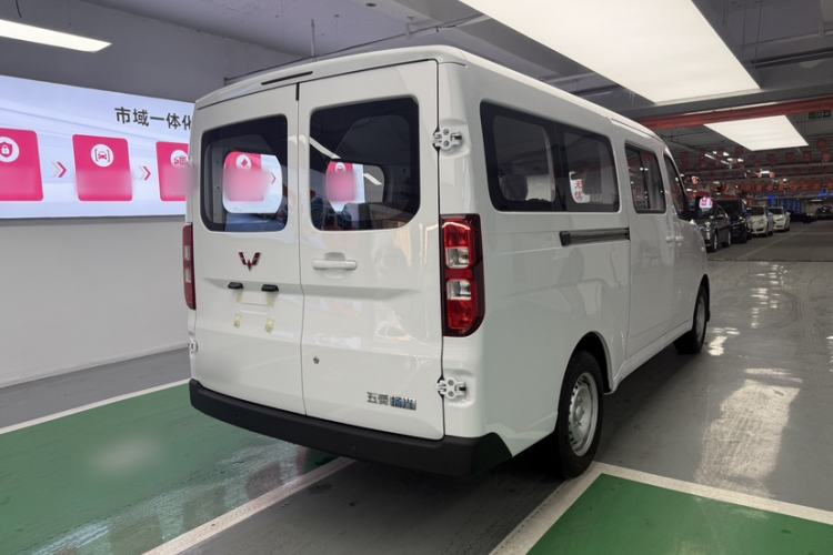 Used Wuling Yangguang 2024 300KM Comfort Version Passenger Van 75kW Exterior 5
