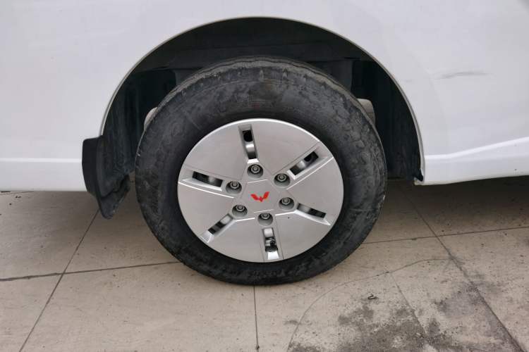 Used Wuling Yangguang 2024 300km Comfort Version with Sealed Windows 60kW Exterior 5