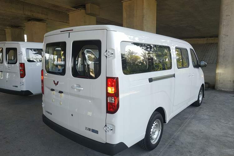 Used Wuling Yangguang 2024 300KM Comfort Version Passenger Van 75kW Exterior 5