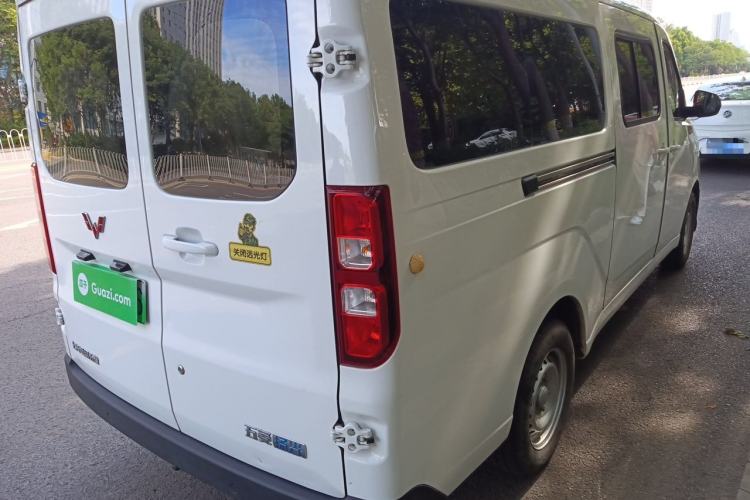 Used Wuling Yangguang 2024 300km Comfort-Grade Passenger Van 60kW Exterior 5