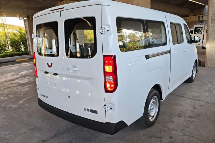 Used Wuling Yangguang 2024 300KM Comfort Version Passenger Van 75kW Exterior 5