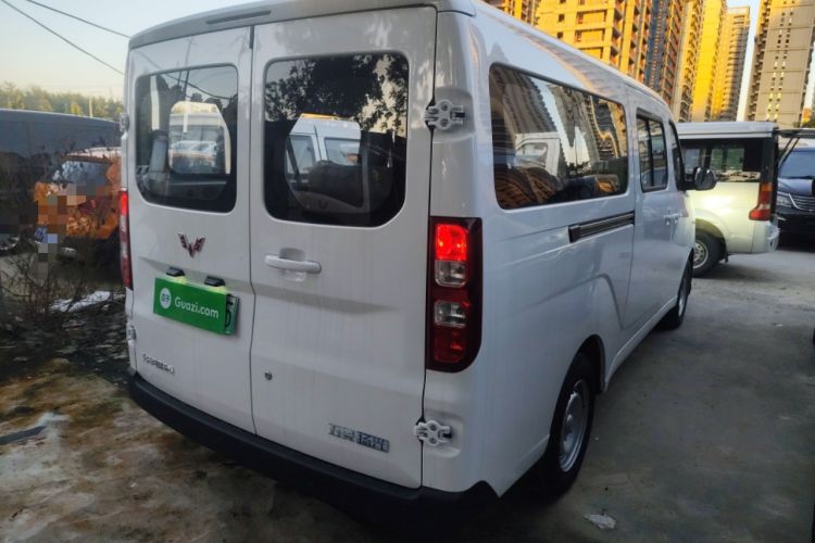 Used Wuling Yangguang 2024 300KM Comfort Version Passenger Van 75kW Exterior 5