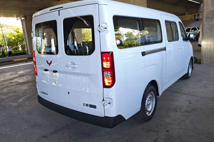 Used Wuling Yangguang 2024 300KM Comfort Version Passenger Van 75kW Exterior 5