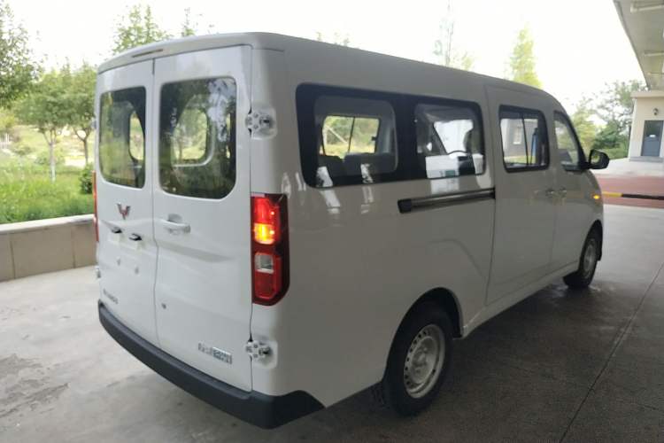 Used Wuling Yangguang 2024 300KM Comfort Version Passenger Van 75kW Exterior 5