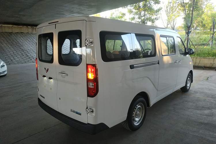 Used Wuling Yangguang 2024 300KM Comfort Version Passenger Van 75kW Exterior 5