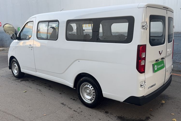 Used Wuling Yangguang 2024 300KM Comfort Version Passenger Van 75kW Exterior 5