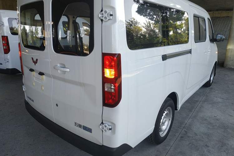 Used Wuling Yangguang 2024 300KM Comfort Version Passenger Van 75kW Exterior 6