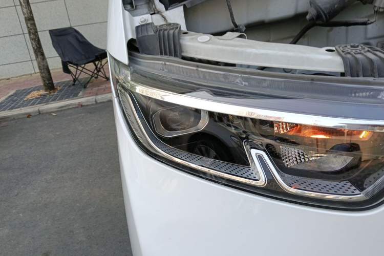 Used Wuling Yangguang 2024 300KM Comfort Version Passenger Van 75kW Exterior 6