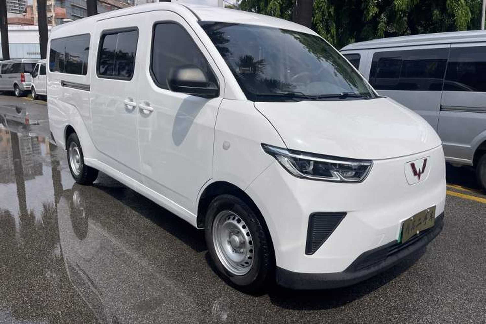 Used Wuling Yangguang 2024 300KM Comfort Version Passenger Van 75kW Exterior 6