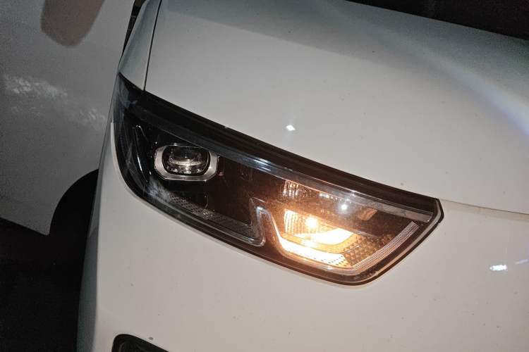Used Wuling Yangguang 2024 300KM Comfort Version Passenger Van 75kW Exterior 6