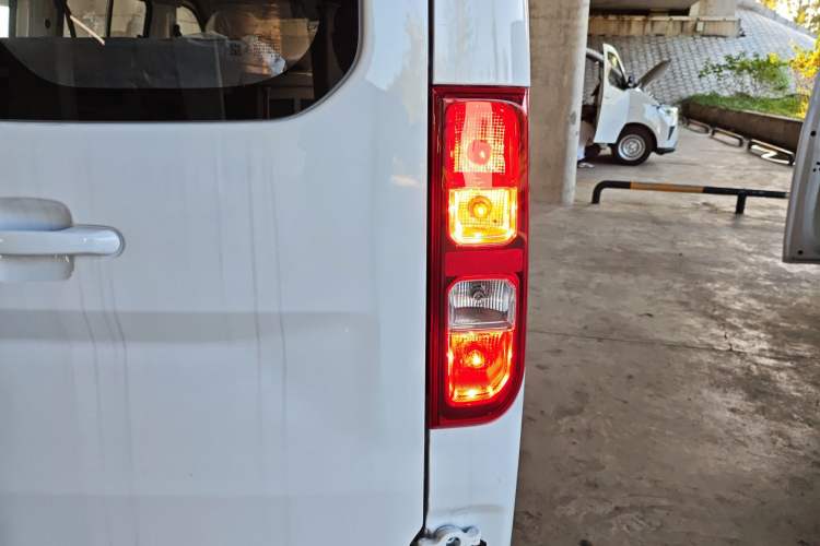 Used Wuling Yangguang 2024 300KM Comfort Version Passenger Van 75kW Exterior 6