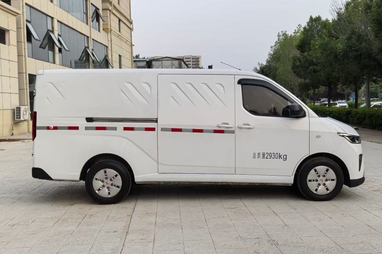 Used Wuling Yangguang 2024 300km Comfort Version with Sealed Windows 60kW Exterior 6