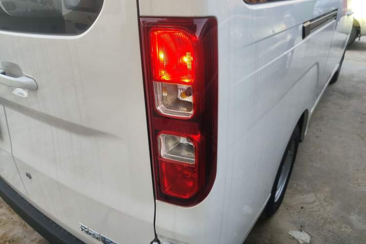 Used Wuling Yangguang 2024 300KM Comfort Version Passenger Van 75kW Exterior 6