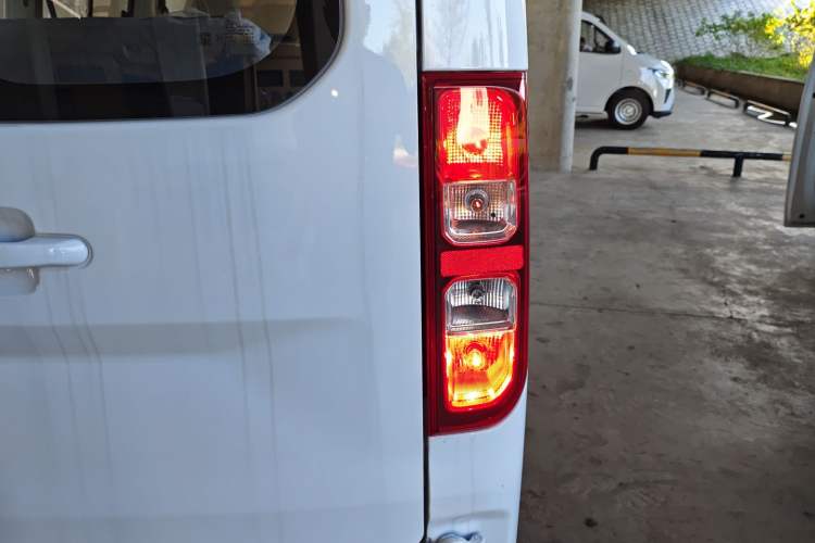 Used Wuling Yangguang 2024 300KM Comfort Version Passenger Van 75kW Exterior 6