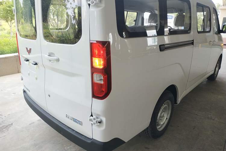 Used Wuling Yangguang 2024 300KM Comfort Version Passenger Van 75kW Exterior 6