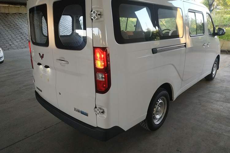 Used Wuling Yangguang 2024 300KM Comfort Version Passenger Van 75kW Exterior 6