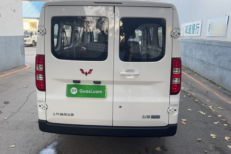 Used Wuling Yangguang 2024 300KM Comfort Version Passenger Van 75kW Exterior 6