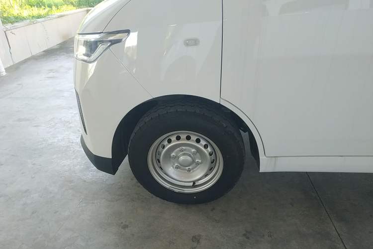 Used Wuling Yangguang 2024 300KM Comfort Version Passenger Van 75kW Exterior 7