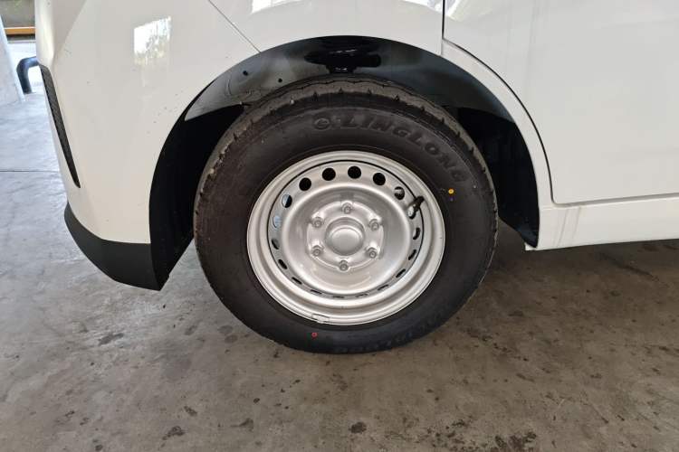 Used Wuling Yangguang 2024 300KM Comfort Version Passenger Van 75kW Exterior 7