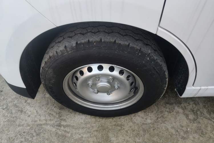 Used Wuling Yangguang 2024 300KM Comfort Version Passenger Van 75kW Exterior 7