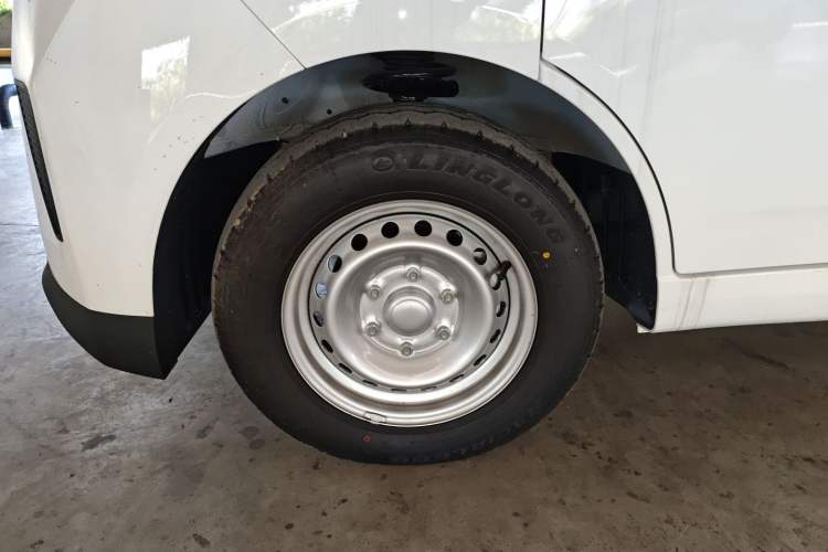 Used Wuling Yangguang 2024 300KM Comfort Version Passenger Van 75kW Exterior 7