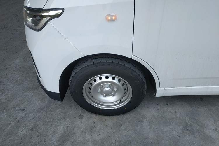 Used Wuling Yangguang 2024 300KM Comfort Version Passenger Van 75kW Exterior 7
