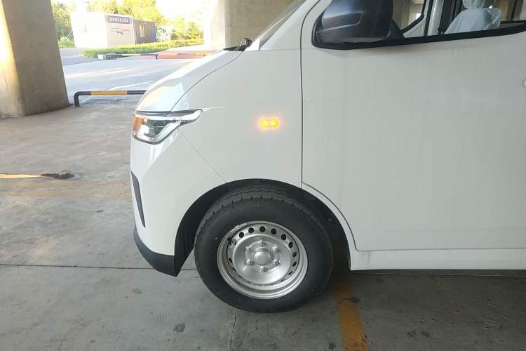 Used Wuling Yangguang 2024 300KM Comfort Version Passenger Van 75kW Exterior 7