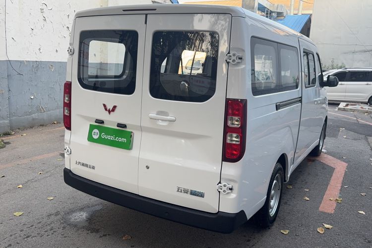Used Wuling Yangguang 2024 300KM Comfort Version Passenger Van 75kW Exterior 7