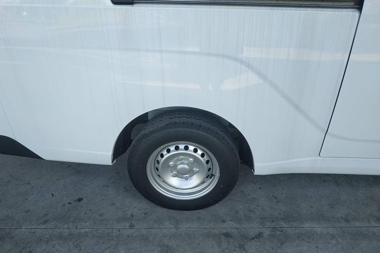 Used Wuling Yangguang 2024 300KM Comfort Version Passenger Van 75kW Exterior 8