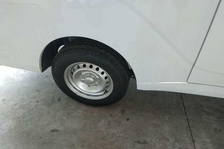 Used Wuling Yangguang 2024 300KM Comfort Version Passenger Van 75kW Exterior 8