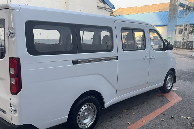 Used Wuling Yangguang 2024 300KM Comfort Version Passenger Van 75kW Exterior 9