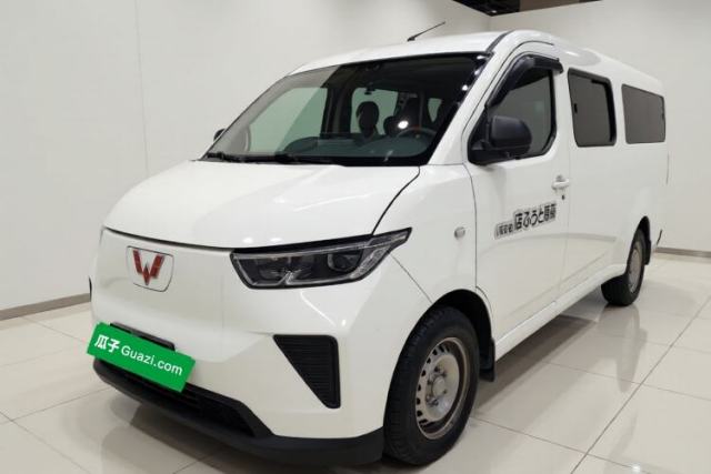 Used Wuling Yangguang 2024 300KM Comfort Version Passenger Van 75kW