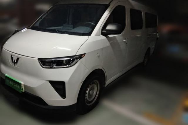 Used Wuling Yangguang 2024 300KM Comfort Version Passenger Van 75kW