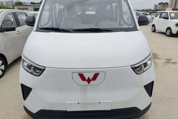 Used Wuling Yangguang 2024 300KM Comfort Version Passenger Van 75kW Front